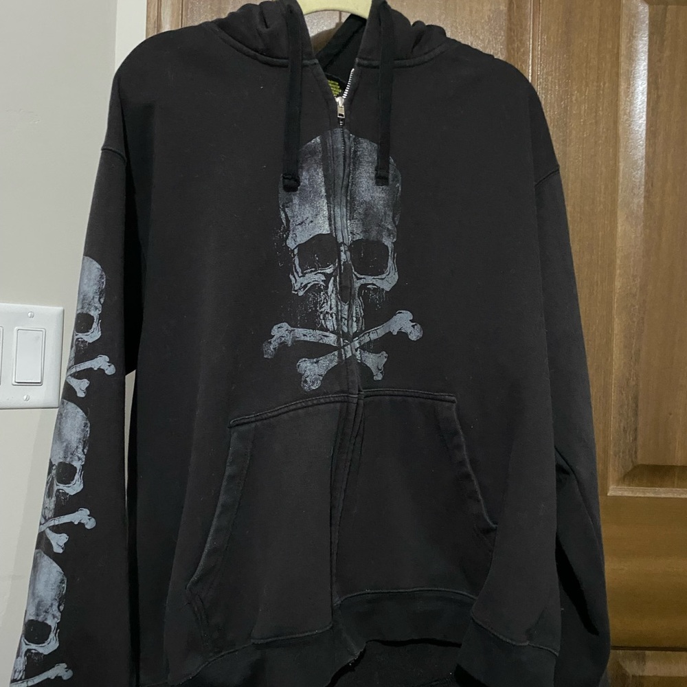 Hot Leathers  zipper hoodie. . No tears rips. Zipper works. Black with skulls XL